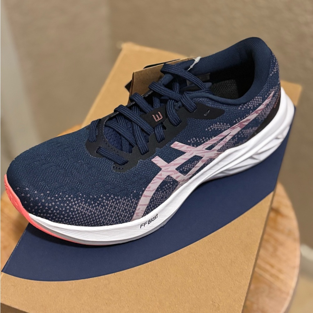 Brand New ASICS Women’s Dynablast 3 Running shoes size 5.5